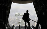 Cette photo diffusée par l'armée jordanienne le 31 mars 2024 montre une aide humanitaire larguée par un avion militaire au-dessus du nord de la bande de Gaza. (Crédit : Armée jordanienne / AFP)