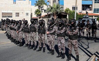Illustration : Les forces de sécurité jordaniennes se déploient lors d'une manifestation près de l'ambassade des États-Unis dans la capitale Amman, en solidarité avec la population de Gaza, le 15 décembre 2023, dans le cadre de la guerre entre Israël et le groupe terroriste Hamas. (Crédit : Khalil Mazraawi/AFP)