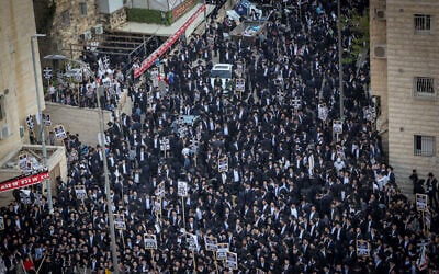 Des milliers d'hommes ultra-orthodoxes protestant contre l'enrôlement des haredim au sein de l’armée israélienne, à Jérusalem, 11 avril 2024. (Crédit : Yonatan Sindel/Flash90)