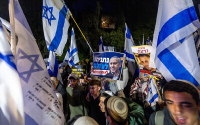 Des activistes manifestent en soutien au Premier ministre Benjamin Netanyahu et à la poursuite des combats dans la bande de Gaza près de la résidence officielle du Premier ministre à Jérusalem, le 11 avril 2024. (Crédit : Yonatan Sindel/Flash90)