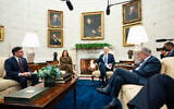 Le président américain Joe Biden (2e à droite) s'exprime lors d'une réunion avec les dirigeants du Congrès, de gauche à droite, le président de la Chambre des représentants, Mike Johnson (Louisiane), la vice-présidente des États-Unis, Kamala Harris, Joe Biden et le chef de la majorité au Sénat, Chuck Schumer (New York) dans le bureau oval de la Maison Blanche, à Washington, le 27 février 2024. (Crédit : Evan Vucci/AP)