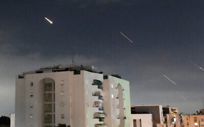 Des systèmes de défense aérienne israéliens interceptent des missiles tirés depuis l'Iran, dans le centre d'Israël, le 14 avril 2024. (Crédit : Tomer Neuberg/AP)