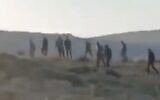 Photo d'illustration : Des images de résidents d'implantations attaquant un village palestinien dans le nord de la Cisjordanie le 15 avril 2024. (Crédit : Capture d'écran/X)