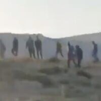 Photo d'illustration : Des images de résidents d'implantations attaquant un village palestinien dans le nord de la Cisjordanie le 15 avril 2024. (Crédit : Capture d'écran/X)