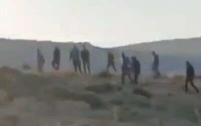 Photo d'illustration : Des images de résidents d'implantations attaquant un village palestinien dans le nord de la Cisjordanie le 15 avril 2024. (Crédit : Capture d'écran/X)