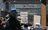 Des manifestants investissent un centre commercial lors d'une manifestation "Strike for Gaza" appelant à un cessez-le-feu permanent dans le conflit entre Israël et le Hamas, à Los Angeles, en Californie, le 15 avril 2024. (Crédit : Robyn Beck/AFP)