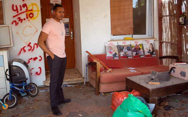 Le représentant américain Ritchie Torres, Démocrate de New York, dans une maison du kibboutz Nir Oz, en Israël, le 31 mars 2024. (Crédit : Gabriel Sod/UJA-Federation)