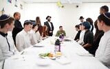 Le président ukrainien Volodymyr Zelensky assis avec des étudiants de l'école Simcha à Kiev pour un modèle de seder de Pessah, le 18 avril 2024. (Crédit : FJCU/JTA)
