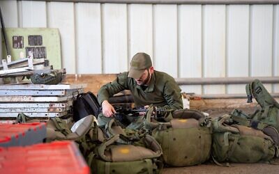 Illustration : Un réserviste de l'armée israélienne préparant l'équipement avant un exercice, sur une photo diffusée le 24 avril 2024. (Crédit : Armée israélienne)