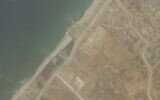 Photo satellite prise par Planet Labs PBC montre la construction d'une nouvelle jetée d'aide près de la ville de Gaza, dans la bande de Gaza, le 18 avril 2024. (Crédit : Planet Labs PBC/AP)