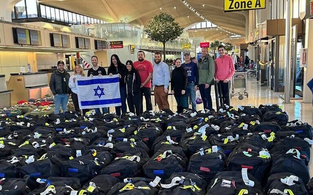 Une cargaison de bottes tactiques achetées grâce à des dons pour les soldats israéliens arrivée à l'aéroport international d'Israël. (Crédit : JTA) Une cargaison de bottes tactiques achetées grâce à des dons pour les soldats israéliens arrivée à l'aéroport international d'Israël. (Crédit : JTA)