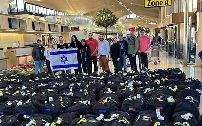 Une cargaison de bottes tactiques achetées grâce à des dons pour les soldats israéliens arrivée à l'aéroport international d'Israël. (Crédit : JTA)