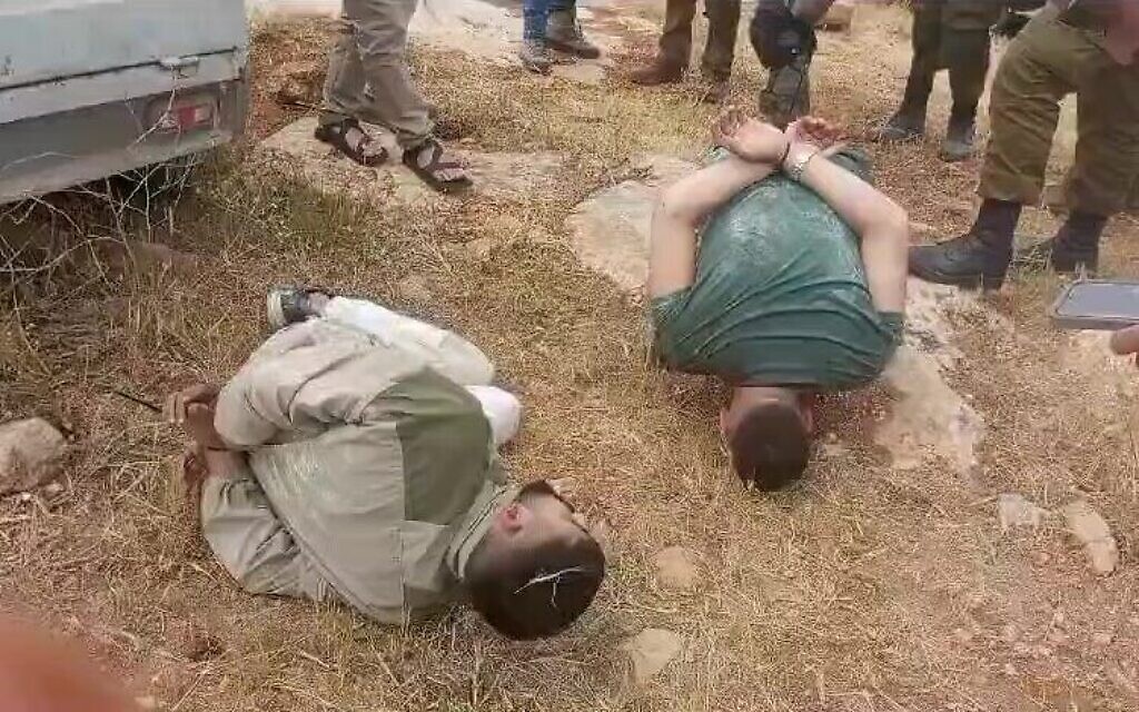 Deux Palestiniens soupçonnés de vouloir commettre un attentat dans un avant-poste agricole de Cisjordanie, le 26 avril 2024. (Crédit : Capture d'écran/X ; utilisée conformément à l'article 27a de la loi sur le droit d'auteur)