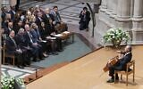 Yo-Yo Ma au violoncelle sous le regard du deuxième gentilhomme Doug Emhoff, du secrétaire d'État adjoint Kurt Campbell, du sénateur Chris Van Hollen, de Katherine Wilkins, de la secrétaire d'État adjointe Julieta Valls Noyes et de Suzy George, à la Cathédrale nationale, à Washington, le jeudi 25 avril 2024. (Crédit : Jose Luis Magana/AP)