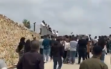 La voiture de l'envoyé allemand Oliver Owcza, cible d'objets lancés par une foule d'étudiants de l'université de Birzeit, en Cisjordanie, le 30 avril 2024. (Crédit : Capture d’écran X ; utilisé econformément à la clause 27a de la loi sur le droit d'auteur)