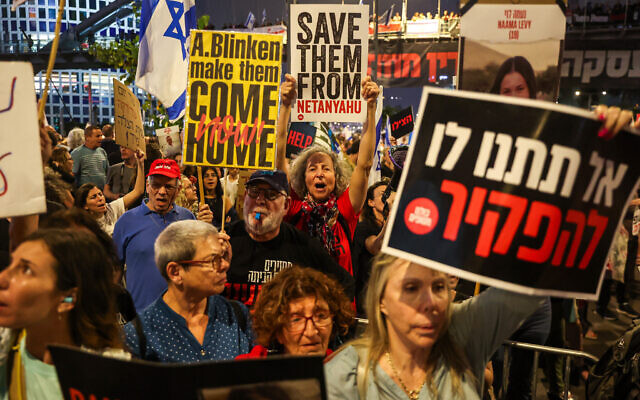 Des Israéliens participent à un rassemblement appelant à la libération des Israéliens retenus en otage par les terroristes du Hamas à Gaza devant le quartier général de Tsahal à Tel Aviv, le 29 avril 2024. (Crédit : Itai Ron/Flash90)
