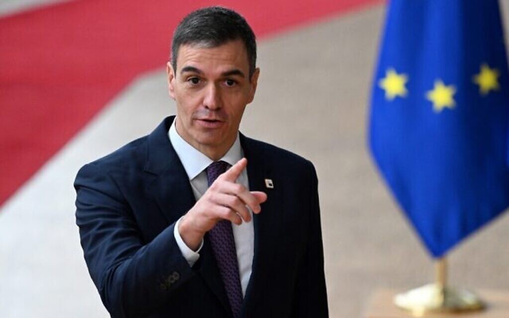Illustration - Le Premier ministre espagnol Pedro Sanchez s'adressant à la presse avant un sommet du Conseil européen, au siège de l'UE, à Bruxelles, le 21 mars 2024. (Crédit : John Thys/AFP)