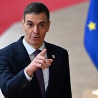 Illustration - Le Premier ministre espagnol Pedro Sanchez s'adressant à la presse avant un sommet du Conseil européen, au siège de l'UE, à Bruxelles, le 21 mars 2024. (Crédit : John Thys/AFP)