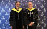 Avi Wigderson (à gauche) avec le président du Technion, le professeur Uri Sivan. (Crédit : Rami Shelush, Bureau du porte-parole du Technion)
