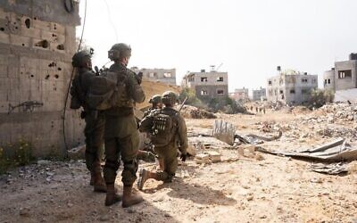 Des troupes opérant dans la bande de Gaza sur une photo non datée publiée par l'armée le 18 avril 2024. (Crédit : armée israélienne)