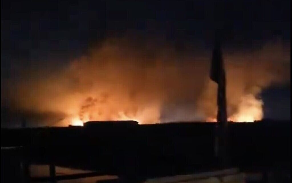 Un incendie après une frappe aérienne présumée sur une based militaire utilisée par les milices pro-Iran en Irak,, le 20 avril 2024 en tout début de matinée. (Capture d'écran/X ; used in accordance with Clause 27a of the Copyright Law)