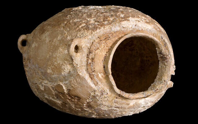 Récipient en ivoire ancien, de plus de
6 000 ans découvert près de Beer Sheva. (Crédit : Dafna Gazit/IAA) Récipient en ivoire ancien, de plus de
6 000 ans découvert près de Beer Sheva. (Crédit : Dafna Gazit/IAA)