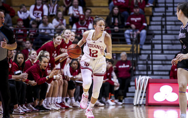 Yarden Garzon des Hoosiers d’Indiana lors d'un match contre les Bisons de Lipscomb au Simon Skjodt Assembly Hall de Bloomington, dans l'Indiana, le 19 novembre 2023. (Crédit : Gretta Cohoon/Indiana Athletics)