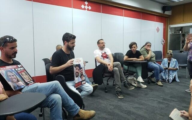 Des membres du kibboutz Kfar Aza s'adressent aux journalistes depuis leur résidence temporaire du kibboutz Shefaïm, le 3 avril 2024. (Crédit : Maya Zanger-Nadis/Times of Israël)