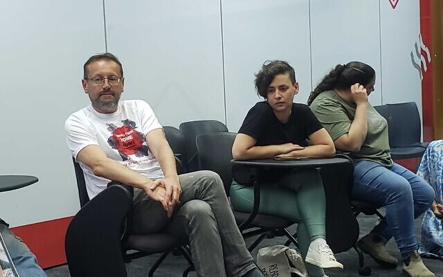 Victor Weinberger et Keren Flash s'adressant aux médias depuis le kibboutz Shefaïm, où ils vivent actuellement avec des centaines d'autres résidents du kibboutz Kfar Aza, le 3 avril 2024. (Crédit : Maya Zanger-Nadis/Times of Israel)