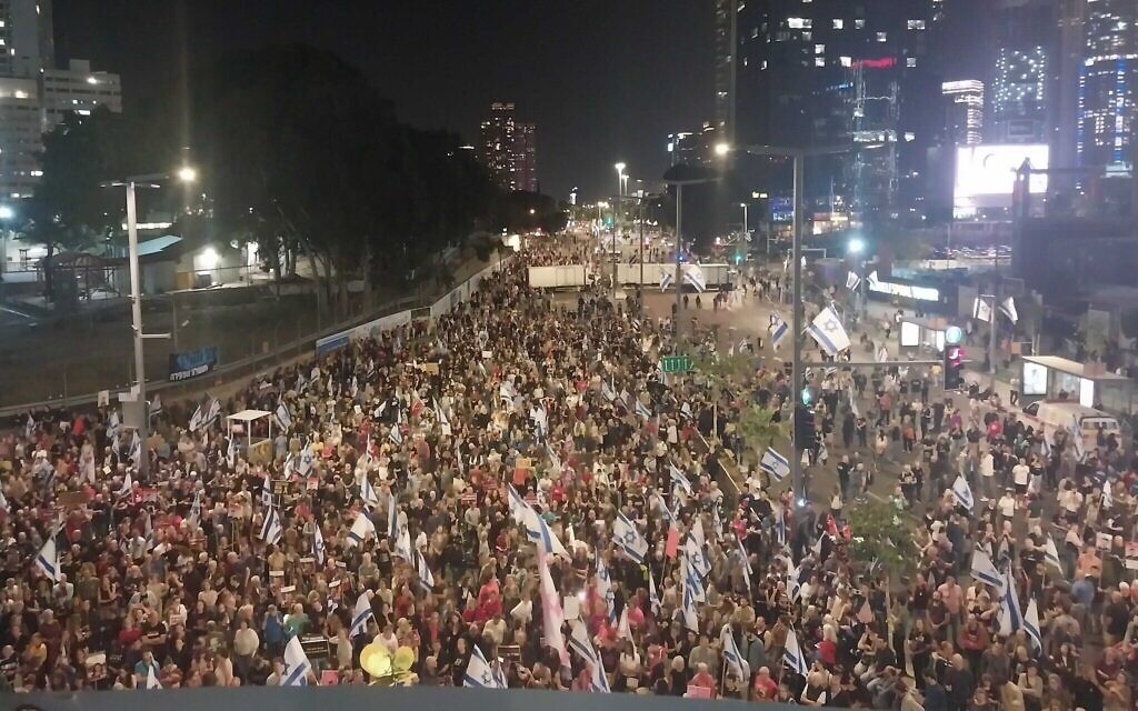Des manifestants appelant à la libération des otages, rue Begin, à Tel Aviv, le 20 avril 2024. (Crédit : Iddo Schejter/Times of Israel)
