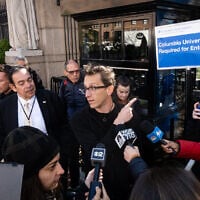 Le professeur israélien Shai Davidai aux abords de l'université de Columbia, le 22 avril 2024. (Crédit : Luke Tress/JTA)