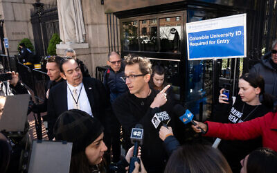 Le professeur israélien Shai Davidai aux abords de l'université de Columbia, le 22 avril 2024. (Crédit : Luke Tress/JTA)