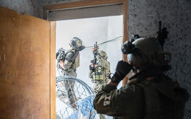 Des troupes de l’armée israélienne opérant dans la bande de Gaza, sur une photo non datée publiée le 4 avril 2024. (Crédit : Armée israélienne)