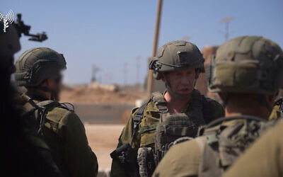 Le chef du Commandement du Sud de l'armée israélienne, le général de division Yaron Finkelman, rencontrant des soldats, dans le centre de la bande de Gaza, le 19 avril 2024. (Crédit : Armée israélienne)