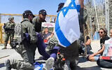 Des activistes bloquant le passage de marchandises de Nitzana sont expulsés de force par la police lors de manifestations contre le transfert d'aide humanitaire à Gaza par Israël, le 11 avril 2024. (Crédit : Tzav 9)