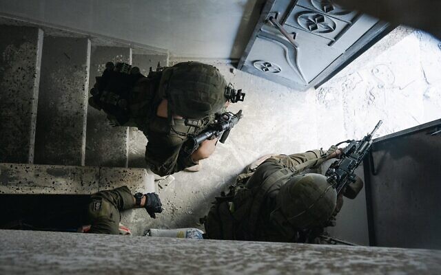 Des soldats israéliens dans la bande de Gaza, sur une photo autorisée à la publication le 4 avril 2024. (Crédit : Armée israélienne)