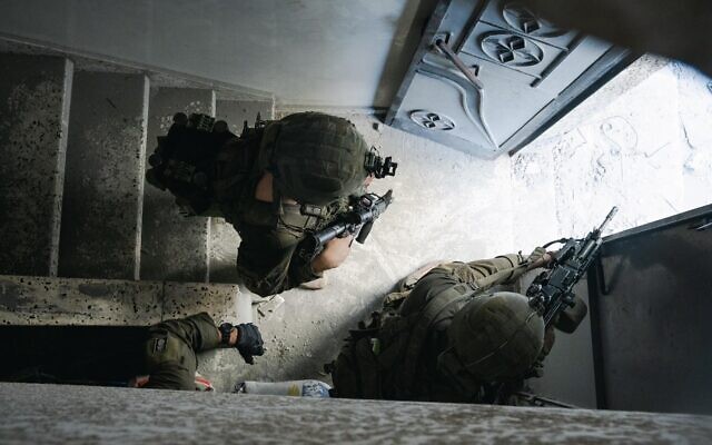 Les troupes de la brigade de Commando en opération dans le quartier d'al-Amal, à Khan Younès, une image publiée le 7 avril 2024. (Crédit : Armée israélienne)