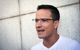 L'organisateur du mouvement de protestation anti-gouvernement Moshe Radman après avoir été libéré d'une enquête de la police à  Tel Aviv-Jaffa, le 1er août 2024. (Crédit :Miriam Alster/Flash90)