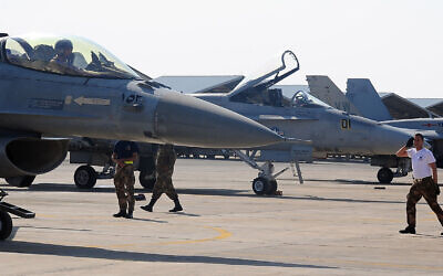 Des membres de l'armée de l'air jordanienne à côté d'un avion de chasse F-16 pendant un exercice sur une base militaire du nord de la Jordanie, le 12 mai 2014. (Crédit : AFP)