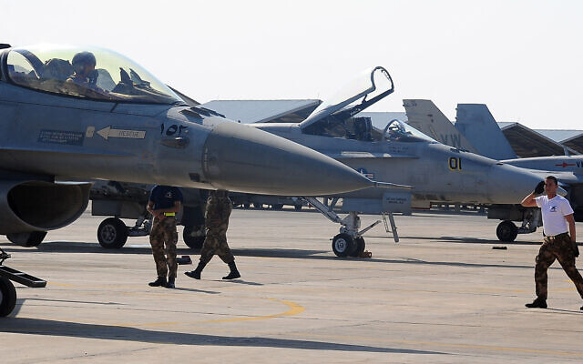 Des membres de l'armée de l'air jordanienne à côté d'un avion de chasse F-16 pendant un exercice sur une base militaire du nord de la Jordanie, le 12 mai 2014. (Crédit : AFP) Des membres de l'armée de l'air jordanienne à côté d'un avion de chasse F-16 pendant un exercice sur une base militaire du nord de la Jordanie, le 12 mai 2014. (Crédit : AFP)