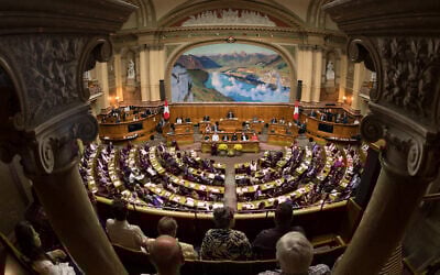 Des membres du Parlement suisse assistant à la clôture de la 51e législature du Conseil national suisse, à Berne, le 29 septembre 2023. (Crédit : Fabrice Coffrini/AFP)