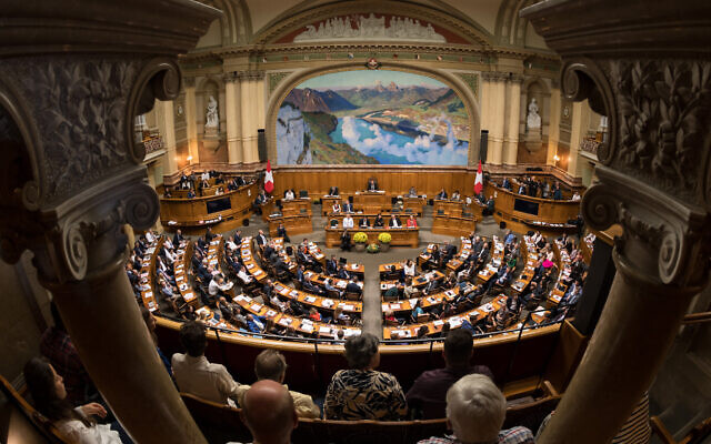 Des membres du Parlement suisse assistant à la clôture de la 51e législature du Conseil national suisse, à Berne, le 29 septembre 2023. (Crédit : Fabrice Coffrini/AFP) Des membres du Parlement suisse assistant à la clôture de la 51e législature du Conseil national suisse, à Berne, le 29 septembre 2023. (Crédit : Fabrice Coffrini/AFP)