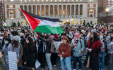 Des étudiants pro-palestiniens participant à une manifestation sur le campus de l'Université Columbia, à New York le 14 novembre 2023. (Crédit : Spencer Platt/Getty Images/AFP)