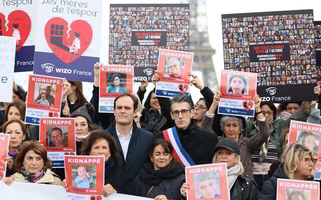 La présidente de Wizo Nathalie Riu-Guez (1g), la journaliste Anne Sinclair (2g), le président du Conseil représentatif des institutions juives françaises (CRIF) Yonathan Arfi (C), le nouveau maire du 16e arrondissement de Paris Jeremy Redler avec des partisans et des proches d'otages israéliens participent à un rassemblement appelé « Les Mères de l'Espoir » pour appeler à la libération des 239 otages détenus par le groupe militant palestinien Hamas à Gaza, à Paris, le 17 novembre 2023. Il reste à ce jour 129 otages aux mains du Hamas et de ses complices. (Crédit : ALAIN JOCARD / AFP) La présidente de Wizo Nathalie Riu-Guez (1g), la journaliste Anne Sinclair (2g), le président du Conseil représentatif des institutions juives françaises (CRIF) Yonathan Arfi (C), le nouveau maire du 16e arrondissement de Paris Jeremy Redler avec des partisans et des proches d'otages israéliens participent à un rassemblement appelé « Les Mères de l'Espoir » pour appeler à la libération des 239 otages détenus par le groupe militant palestinien Hamas à Gaza, à Paris, le 17 novembre 2023. Il reste à ce jour 129 otages aux mains du Hamas et de ses complices. (Crédit : ALAIN JOCARD / AFP)
