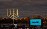 Illustration : La cérémonie annuelle d'allumage de la menorah, à Washington, le 7 décembre 2023. (Crédit : Drew Angerer/Getty Images via AFP)
