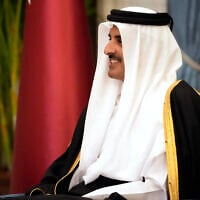 L'émir du Qatar, Tamim ben Hamad al-Thani, rencontrant le secrétaire d'État américain Antony Blinken, au palais de Lusail, à Doha, au Qatar, le 6 février 2024. (Crédit : Mark Schiefelbein/AP)