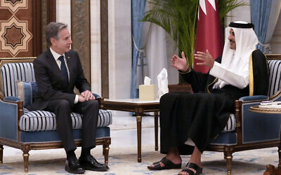 Le secrétaire d'État américain Antony Blinken (à gauche) rencontrant l'émir du Qatar, Cheikh Tamim ben Hamad al-Thani, au palais de Lusail, à Doha, le 6 février 2024. (Credit : Mark Schiefelbein/POOL/AFP)