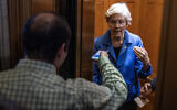 La sénatrice américaine Elizabeth Warren (Démocrate - Massachusets) s'adresse aux journalistes depuis l'entrée des Chambres du Sénat avant un vote au Capitole des États-Unis à Washington, DC, le 12 février 2024. (Crédit : Andrew Caballero-Reynolds/AFP)