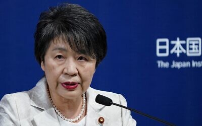La ministre japonaise des Affaires étrangères, Yoko Kamikawa, prononce un discours lors du 5e Dialogue mondial de Tokyo organisé par l'Institut japonais des affaires internationales (JIIA) dans un hôtel de Tokyo, le 28 février 2024. (Crédit : Kazuhiro NOGI / AFP)