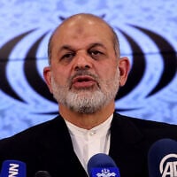 Le ministre iranien de l'Intérieur Ahmad Vahidi s'exprimant lors d'une conférence de presse, à Téhéran, le 4 mars 2024. (Crédit : Atta Kenare/AFP)